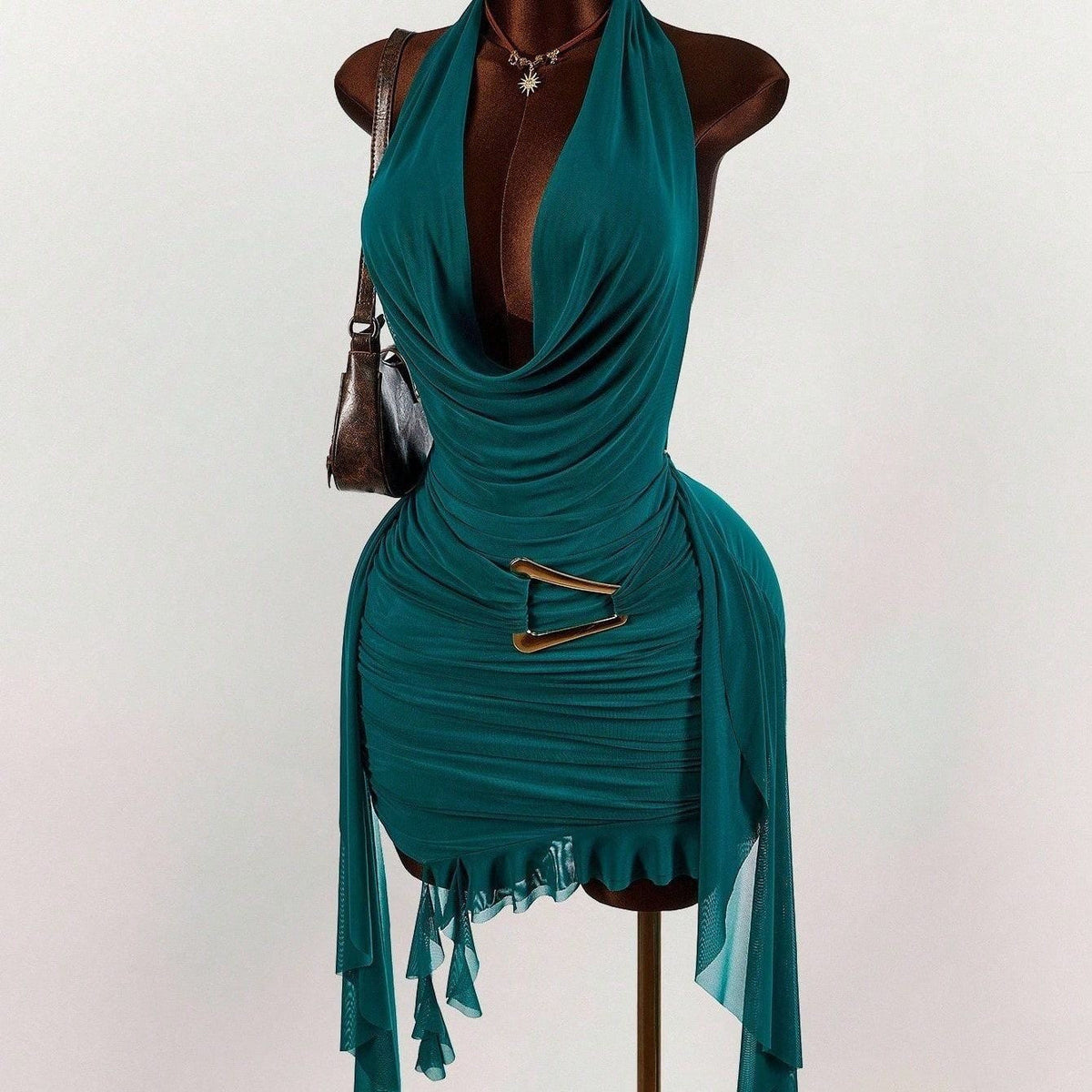 vestido con collar