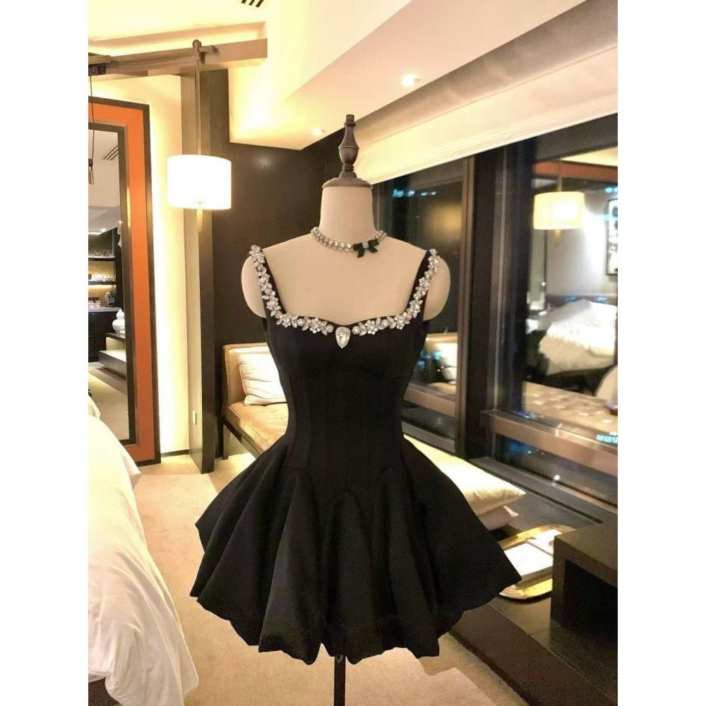 Falda abullonada con incrustaciones de diamantes