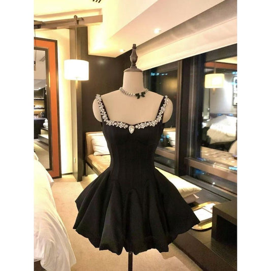 Falda abullonada con incrustaciones de diamantes