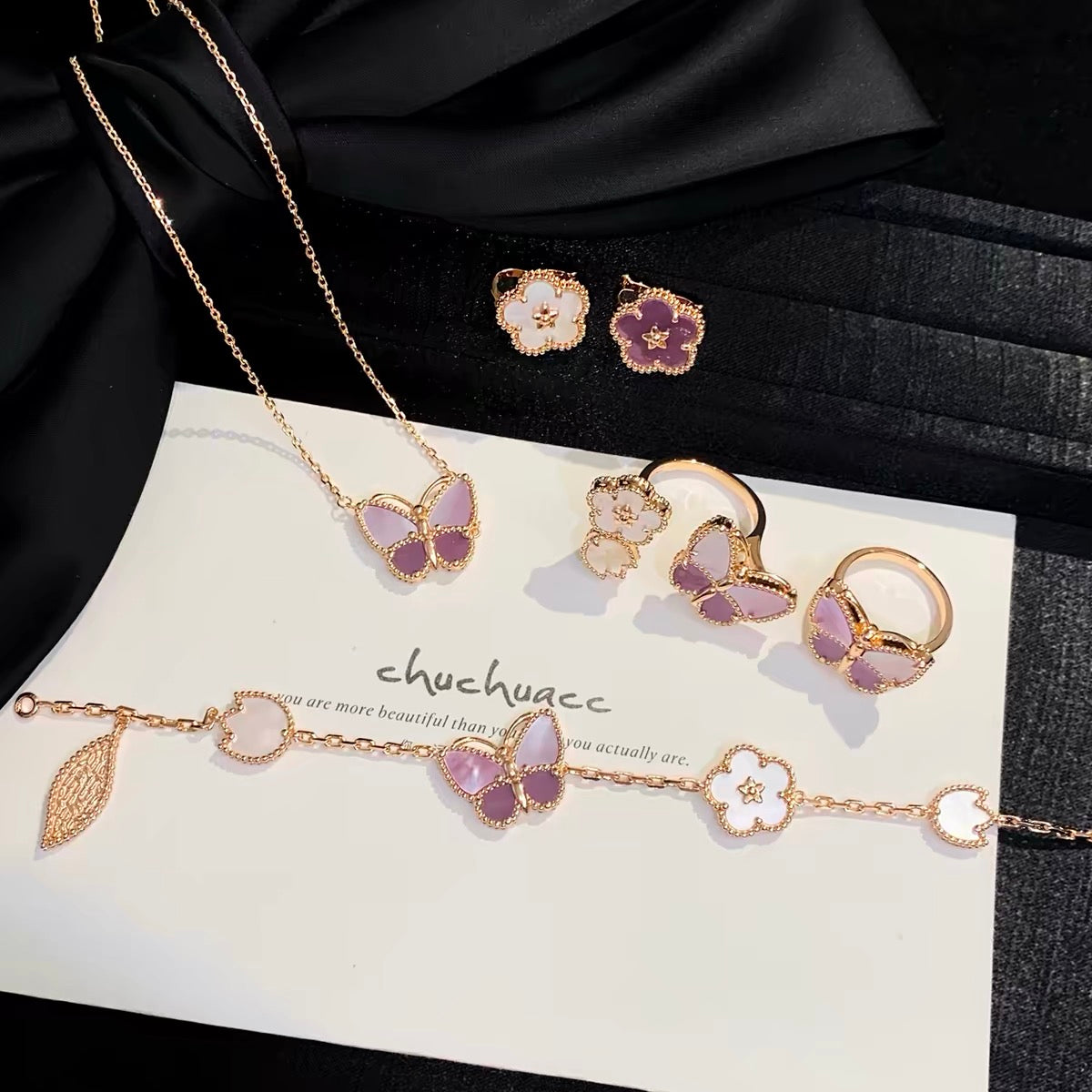 Collar con colgante de mariposa de la suerte en oro